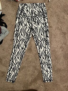 Black & White Abstract Print Leggings - Women's High-Rise Activewear